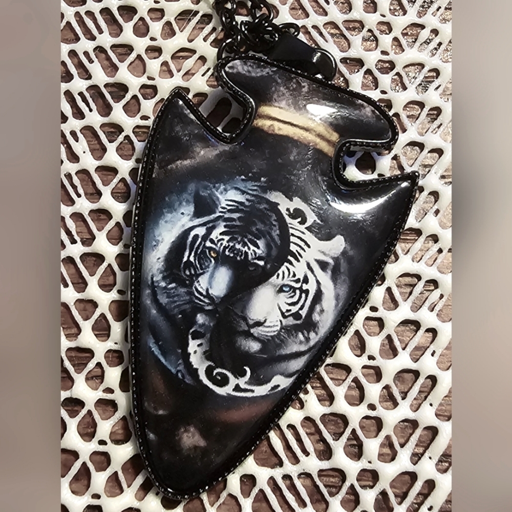 Black Arrowhead necklace with a white and black tiger